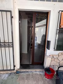 Porta vetrata basculante in legno