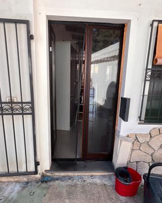 Porta vetrata in legno per esterno con apertura ba