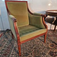 Poltrona verde in stile francese , senza cuscini
