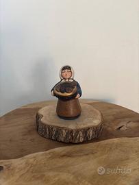 Venditrice di pani blu presepe classico Thun