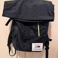 Zaino Tommy Hilfiger dal design moderno e funziona