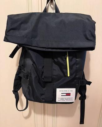 Zaino Tommy Hilfiger dal design moderno e funziona