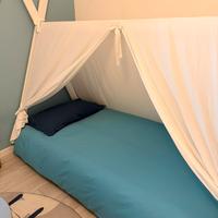Letto montessori con tenda
