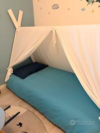 Letto montessori con tenda