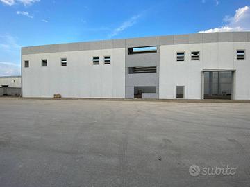 Immobile di 1580 m² con 2 locali a Caivano