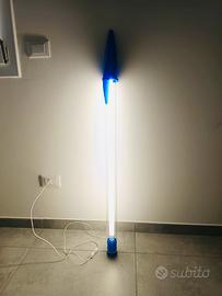 Lampada da terra pop art a forma di penna gigante
