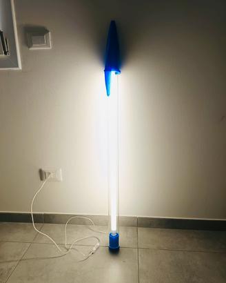 Lampada da terra pop art a forma di penna gigante