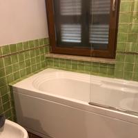 Vasca con pannello frontale e  parete doccia