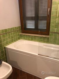 Vasca con pannello frontale e  parete doccia