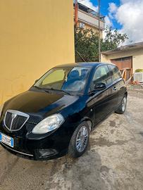 Lancia ypsilon TRATTABILE perfetta neopatentati