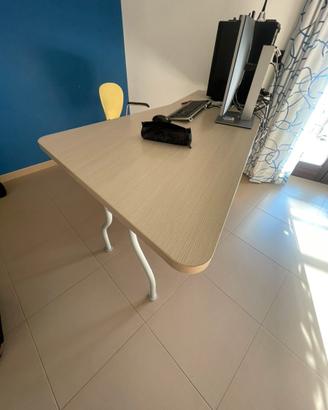 Scrivania e sedia da ufficio
