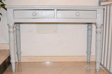 Piccola scrivania in legno massello