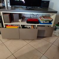 Parete attrezzata con mobile TV con cassetti