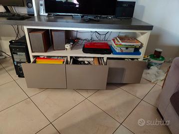 Parete attrezzata con mobile TV con cassetti