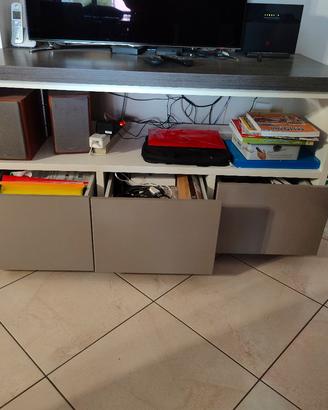 Parete attrezzata con mobile TV con cassetti