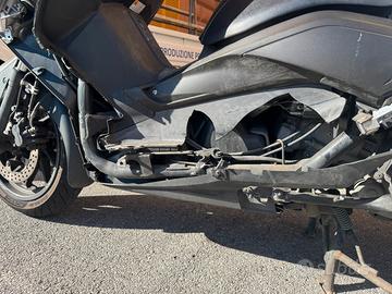 Yamaha Xmax 400 incidentato