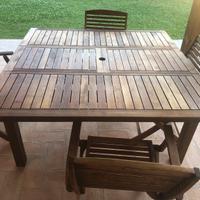 Tavolo e sedie da giardino