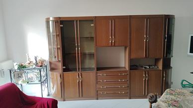 Credenza classica in legno con vetrina