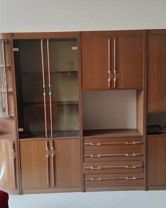 Credenza classica in legno con vetrina