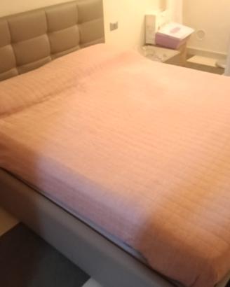 Letto matrimoniale imbottito con rete e materasso 