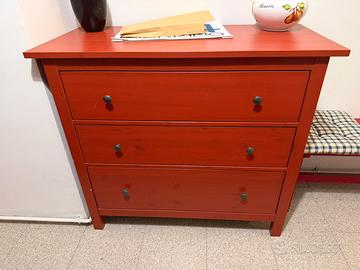 Cassettiera Hemnes rossa