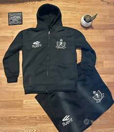 Tuta streetwear nera con zip