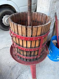 Torchio manuale per uva come nuovo