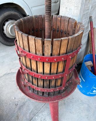 Torchio manuale per uva come nuovo