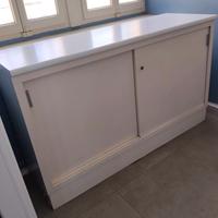 ARMADIO IN METALLO CON ANTE SCORREVOLI