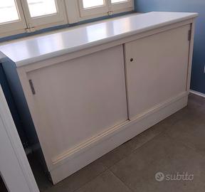 ARMADIO IN METALLO CON ANTE SCORREVOLI