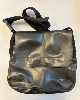 Borsa tracolla in materiale riciclato