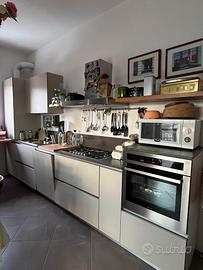 Cucina con elettrodomestici