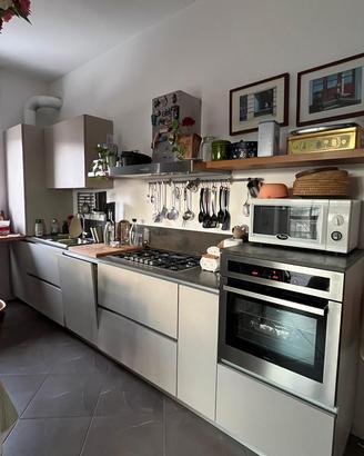 Cucina con elettrodomestici
