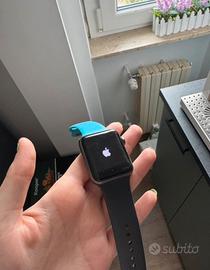 Apple Watch 3ª generazione con cinturini