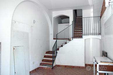 Locale piazza Manganelli centro storico