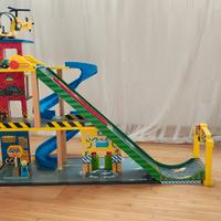 Garage con ascensore in legno 