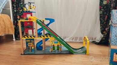 Garage con ascensore in legno 