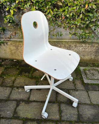 Sedia girevole bianca ikea con rotelle