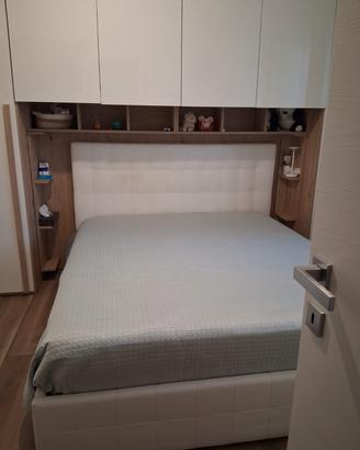 camera da letto completa di materasso e letto