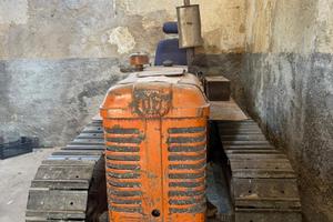 Trattore cingolato/ mezzo agricolo