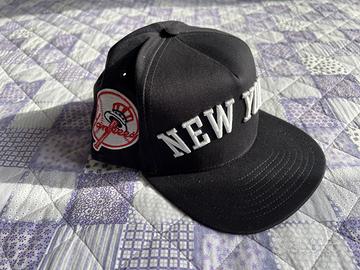 Cappello NY Yankees nero con skyline Manhattan