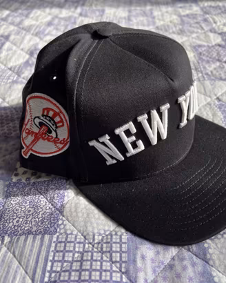 Cappello NY Yankees nero con skyline Manhattan
