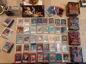 250+ Carte di YuGiOh + 3 Box + 2 Deck Box + 5 Camp
