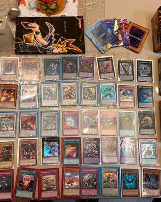 250+ Carte di YuGiOh + 3 Box + 2 Deck Box + 5 Camp