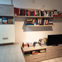 mobile tv con mensole e vetrinetta