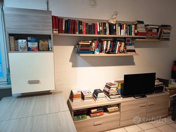 mobile tv con mensole e vetrinetta