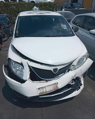 Lancia Ypsilon del 2016 per pezzi di ricambio