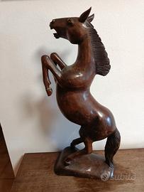 Scultura raffigurante cavallo rampante