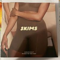 Pantaloncini SKIMS, Kim Kardashian, Emma e Jens Gr