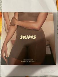 Pantaloncini SKIMS, Kim Kardashian, Emma e Jens Gr